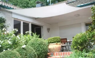Terrassenbeschattung mit Sonnensegeln