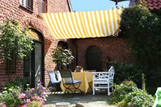Terrassenbeschattung mit Sonnensegeln
