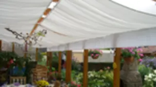 Terrassenbeschattung mit Sonnensegeln