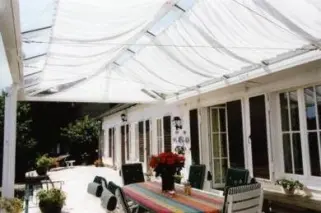 Glasdach Sonnenschutz mit Faltsonnensegel als Innenbeschattung