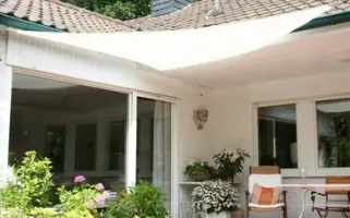 Dreiecksonnensegel in Seilspanntechnik