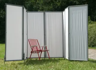 Paravent Außenwerbung mit mobilen Sichtschutzwänden