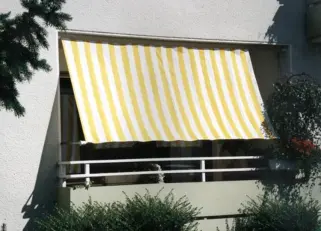 Balkon Sichtschutz mit Faltsonnensegeln