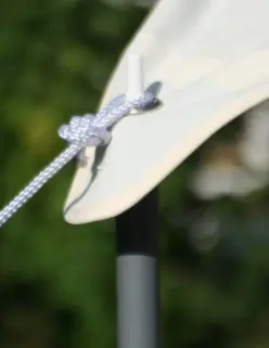 Aufstellung Dreiecksonnensegel im Garten mit Metallstange Sonnensegel