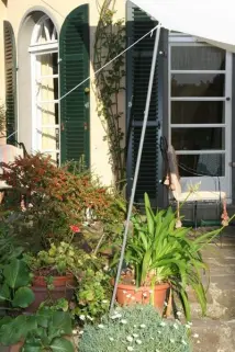 Aufstellung Dreiecksonnensegel im Garten mit Metallstange Sonnensegel