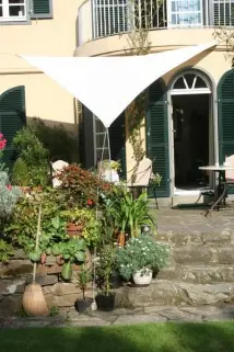 Aufstellung Dreiecksonnensegel im Garten mit Metallstange Sonnensegel