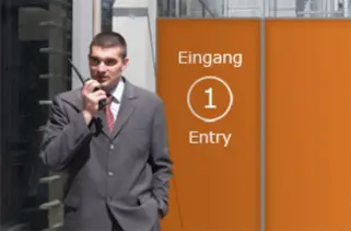 Personenkontrolle - mobile Umkleidekabine