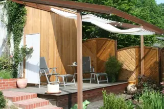 Sichtschutz Paravent auf dem Balkon