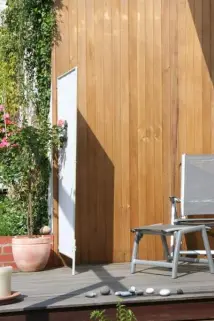 Sichtschutz Paravent auf dem Balkon