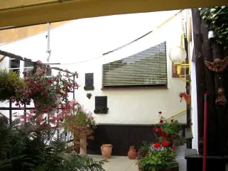 Sonnenschutzsegel parallel zum Haus