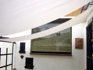 Sonnenschutzsegel parallel zum Haus