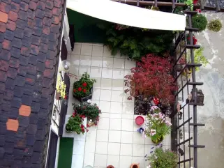 Sonnenschutzsegel parallel zum Haus