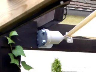 Sonnenschutzsegel parallel zum Haus