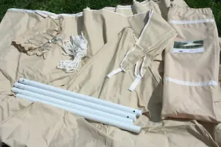 Sonnensegel-Pyramide im Garten