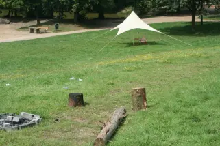 Sonnensegel-Pyramide im Garten