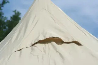 Sonnensegel-Pyramide im Garten