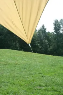 Sonnensegel-Pyramide im Garten