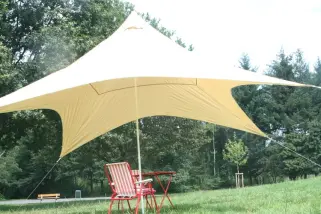 Sonnensegel-Pyramide im Garten