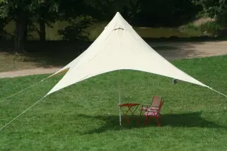 Sonnensegel-Pyramide im Garten