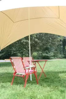 Sonnensegel-Pyramide im Garten