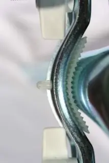 DetaiL: Klemmhalter mit Schutzplatte an einen Handlauf geklemmt.