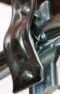 Klemmhalter mit Gegenstück an einem Handlauf 