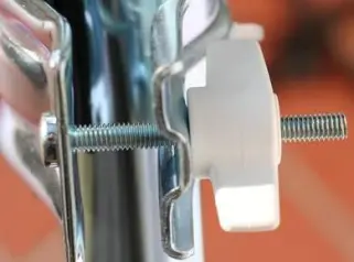 Klemmung von unten gesehen: Klemmhalter - Gegenstück - Flügelmutter verbunden mit Schraube M6