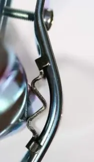 Montagekralle hält den Klemmhalter stabil auf flachen und kleineren Handläufen (rund oder eckig).