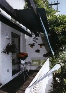 Klemmhalter mit einem ausgezogenen Sonnensegel 330 x 200 cm.