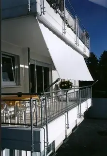 Weißes Sonnensegel 280 x 140 cm an Seilspannung Balkon II