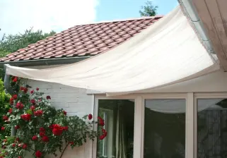 Sonnensegel 330 x 200 hell elfenbein als Sonnenschutz für eine große Terrasse
