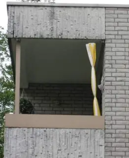 Senrekcht-Sonnensegel 230 x 140 cm zusammengeschoben seitlich am Balkon