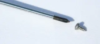 Schraubendreher (speziell für diese Schraube) 