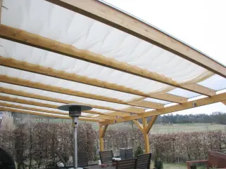 Innenbeschattung mit Faltsonnensegeln einer Terrassenüberdachung