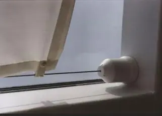 Abspannsstem Pergola mit weißer Abdeckkappe direkt auf eine Fläche montiert