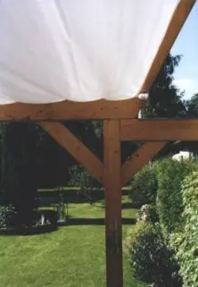 Seilspanntechnik Pergola mit Montagewinkel unter einer Terrassenüberdachung