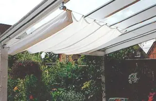 Innenbeschattung Glasdach  mit Sonnensegeln 270 x 140 cm und der Seilspanntechnik Pergol amit Montagewinkeln