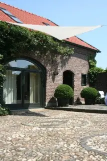 Innenhof überspannt mit Dreiecksegel konkav und elastischen Spanngurten