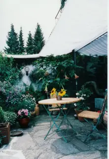 Sonnenschutz für eine Terrasse in Innenhof mit Seilspanntechnik Pergola und Sonnensegel 270 x 140 cm - uni weiß