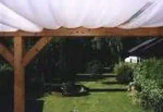 Unterglas Sonnenschutz in Terrassenüberdachung mit Sonnensegel 270 x 140 cm in Seilspanntechnik Pergola