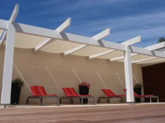 Große Pergolenkonstruktion mit Sonnensegeln 270 x 140 - hell elfenbein.