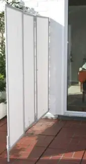 Stellwand Terrasse in Linie gesteckt mit 3x Paravent hell silbergrau