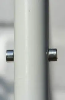 Zylinderschrauben verbinden den Raumteiler stabil