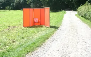 Umkleidekabine stabil auf Schraub-Erdankern 