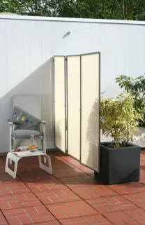 Stabile Wandbefestigung mit 2x Wand-Clip und Pflanzgefäß für windstabilen Sichtschutz auf der Terrasse