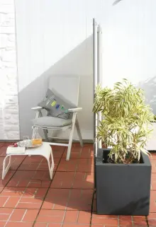 Sichtschutz Paravent mit Verbindungs-Clips versetzt gesteckt (so faltbar) mit Wandbefestigung und Pflanzgefäß