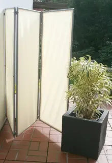 Gefalteten Paravent mit Pflanzkübel an der Wand sichern - einfach zusammenklappen