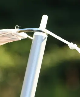 Spitze leichter Montagestab 2,5 m mit eingehängtem Vierecksegel und Gegenspannung