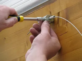 Seilspanner Universal mit Montage von Spannschraube und Edelstahlseil