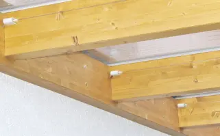 Seilspanner Universal vorbereitet mit Edelstahlseil in den einzelnen Fächern einer Terrassenüberdachung